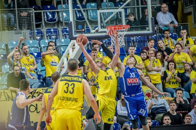19.12.2019 - Rasid Mahalbasic hat in der Gruppenphase des Eurocup 2019/20 mit Top-Stats aufgewartet. Der Center der EWE Baskets Oldenburg verbucht 14,7 Ppg/6,2 Rpg/4,9 Apg. Das sind nicht nur Bestmarken in seinem Team, sondern auch durchwegs Top15-Werte (13./12./13.) im Bewerb (c) Erik Hillmer #rm24 #eurocup #basketballrotweissrot